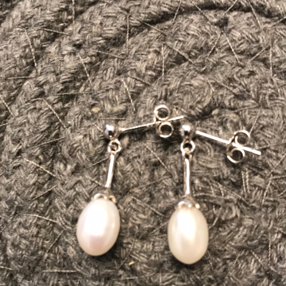 Sterling silver and fresh water pearl stud earrings - Picture 2 of 3